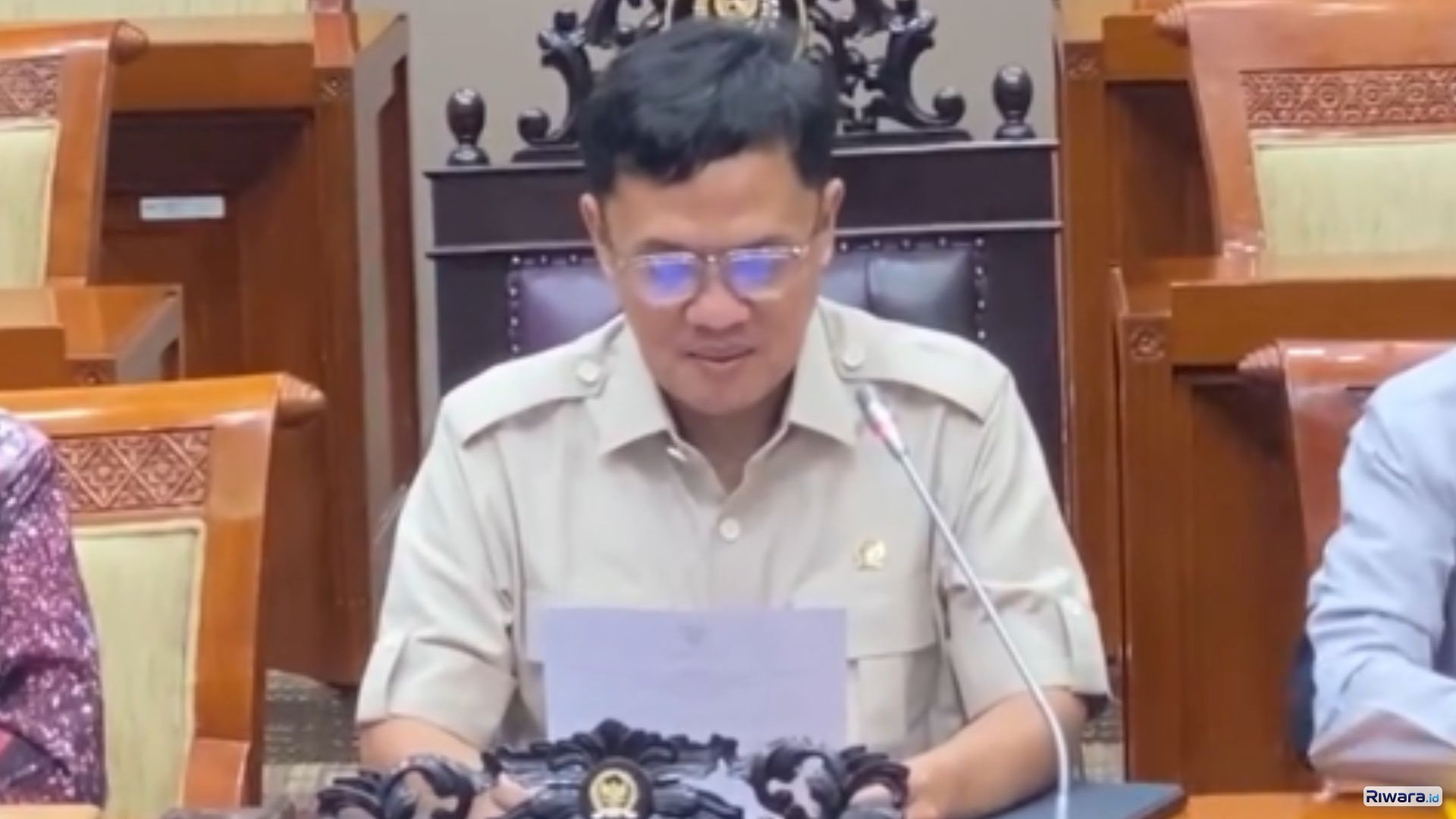 Ketua Komisi III DPR RI, Habiburokhman, menanggapi perbedaan penyebutan inisial pelaku dalam kasus penyiraman air keras terhadap aktivis Andrie Yunus